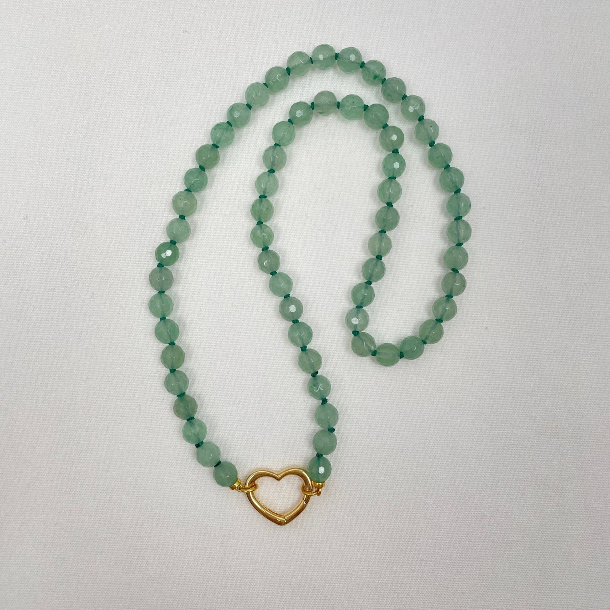 De 6 mm facetkralen van aventurijn zijn geknoopt op groene zijde. De ketting is 46 cm lang en sluit door middel van een 18K gold filled hartvormige sluiting oftewel connector.