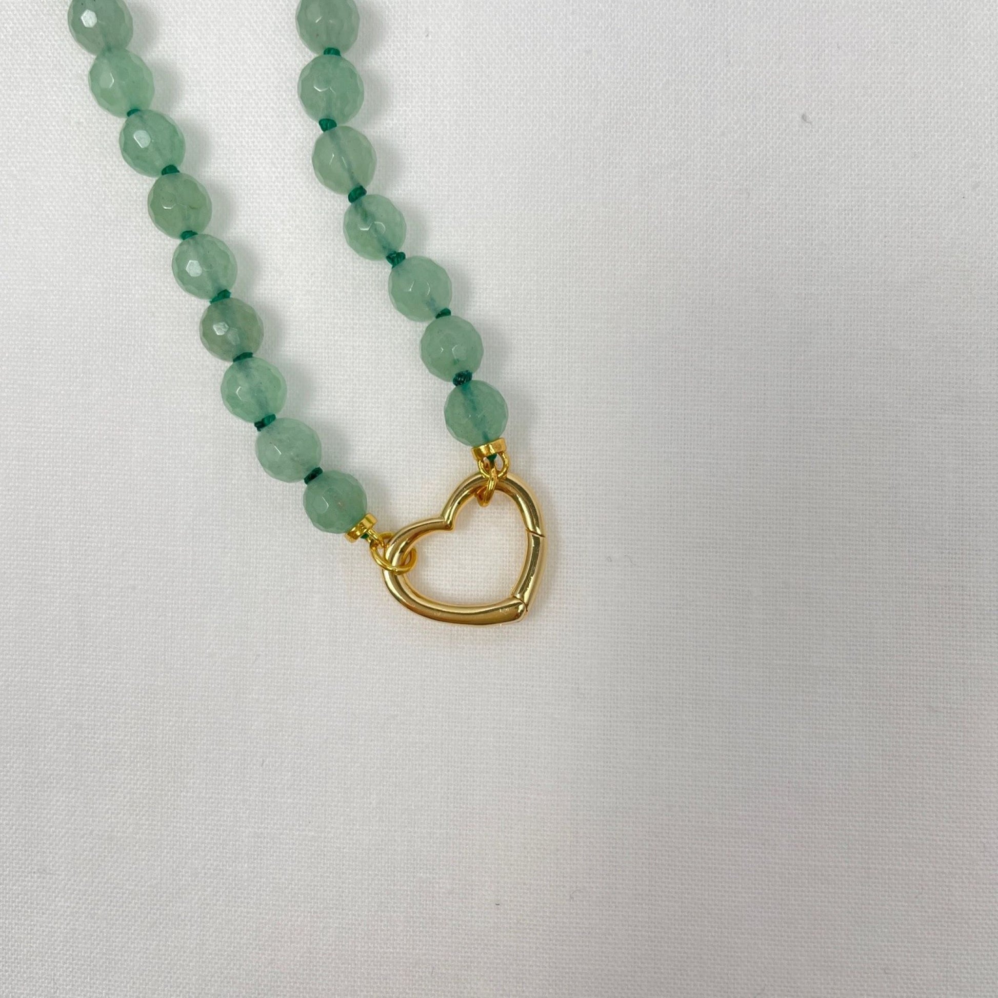 De 6 mm facetkralen van aventurijn zijn geknoopt op groene zijde. De ketting is 46 cm lang en sluit door middel van een 18K gold filled hartvormige sluiting oftewel connector.