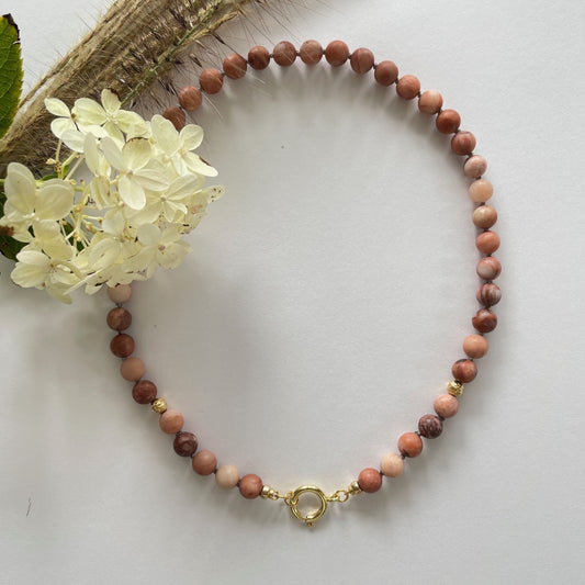 Ketting van roze frosted jade edelsteenkralen met gold filled veerslot