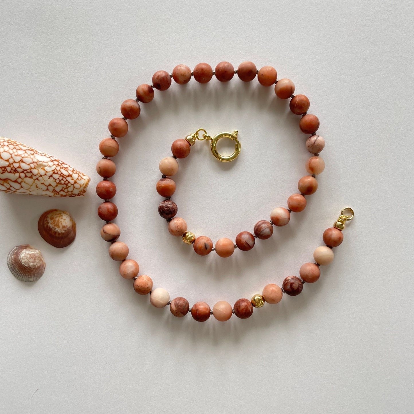 Ketting van roze frosted jade edelsteenkralen met gold filled veerslot