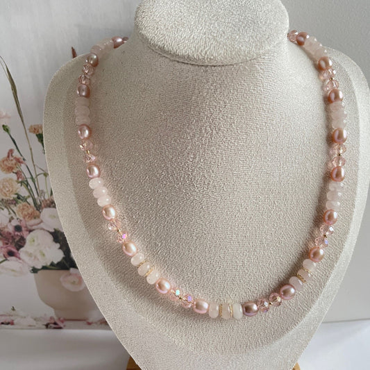 Ketting van roze zoetwaterparels en rozenkwarts