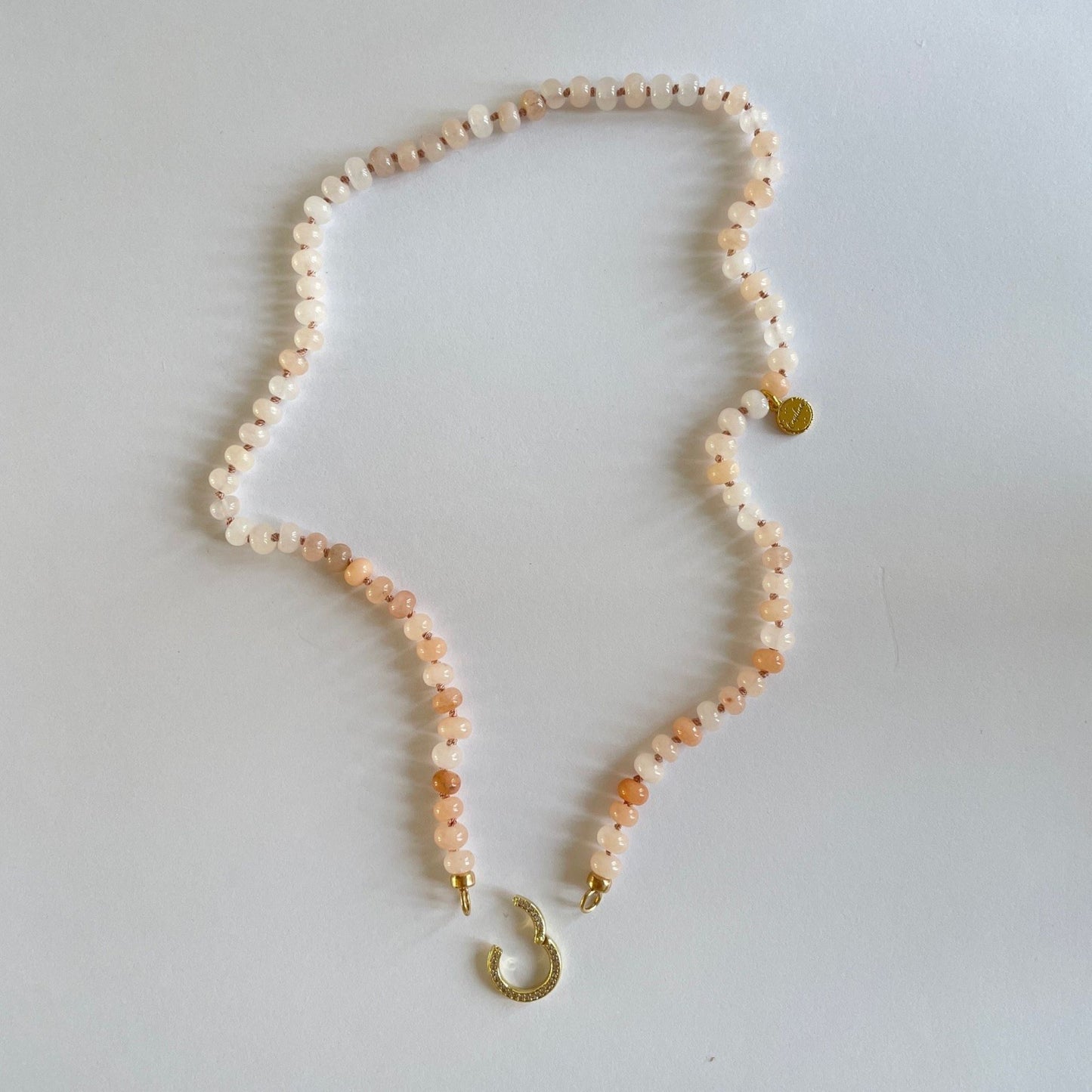 Ketting geknoopt van perzik maansteen met gold filled connector