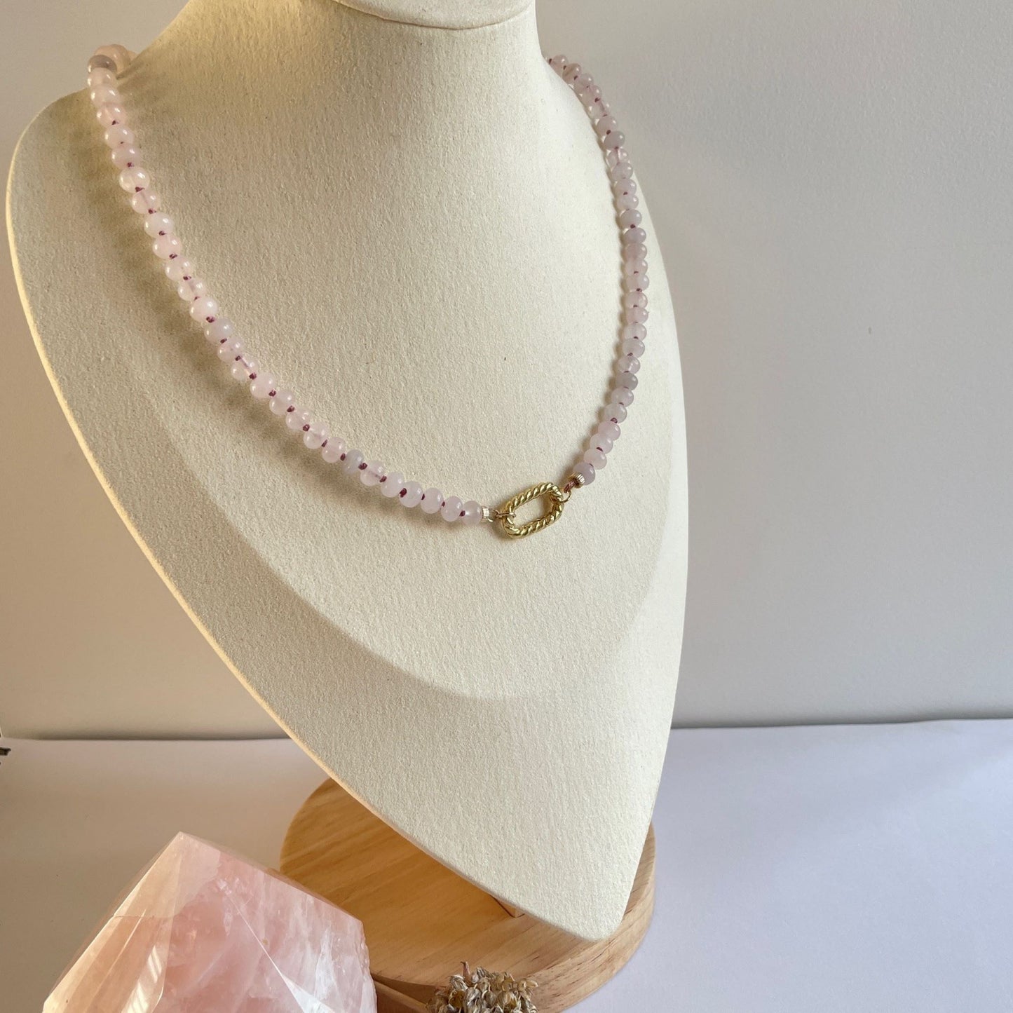 Ketting van rozenkwarts op display