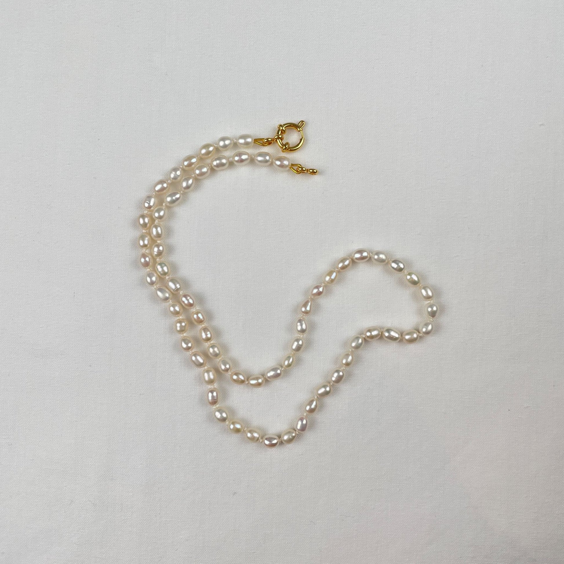 Deze ketting is gemaakt van mooie zoetwaterpareltjes van 5 a 6 mm. De ketting is 48 cm lang, geknoopt met dubbel wit zijden draad en sluit met een 24K gold filled boeislot.