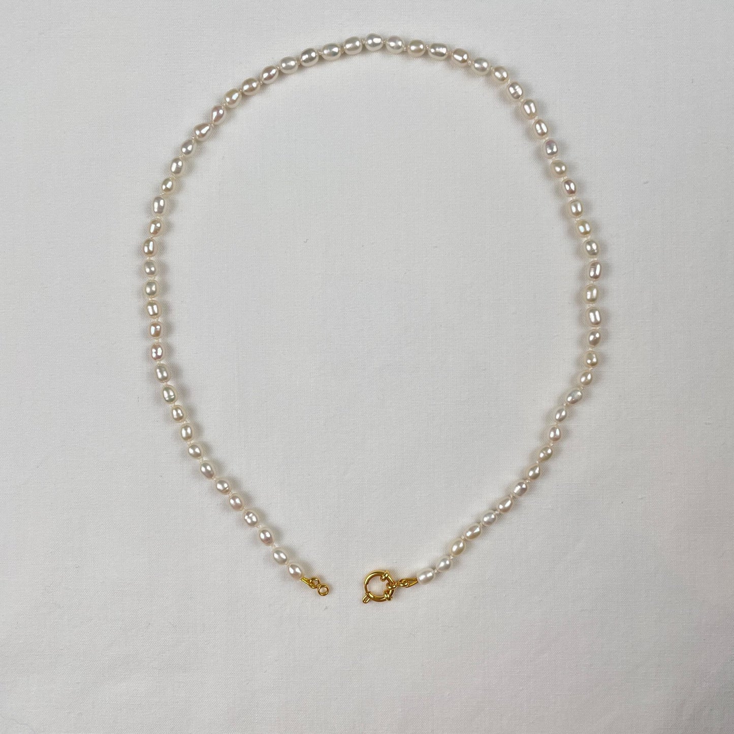 Deze ketting is gemaakt van mooie zoetwaterpareltjes van 5 a 6 mm. De ketting is 48 cm lang, geknoopt met dubbel wit zijden draad en sluit met een 24K gold filled boeislot.