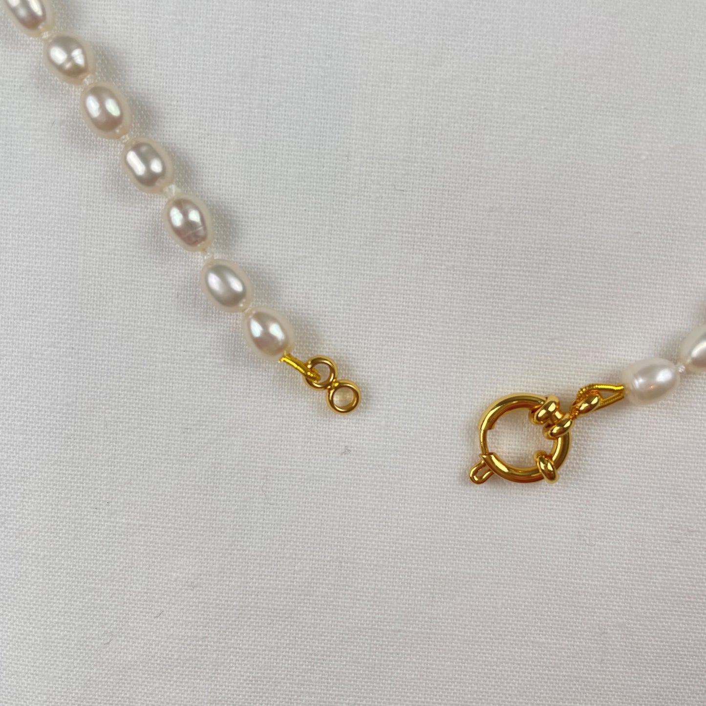 Deze ketting is gemaakt van mooie zoetwaterpareltjes van 5 a 6 mm. De ketting is 48 cm lang, geknoopt met dubbel wit zijden draad en sluit met een 24K gold filled boeislot.